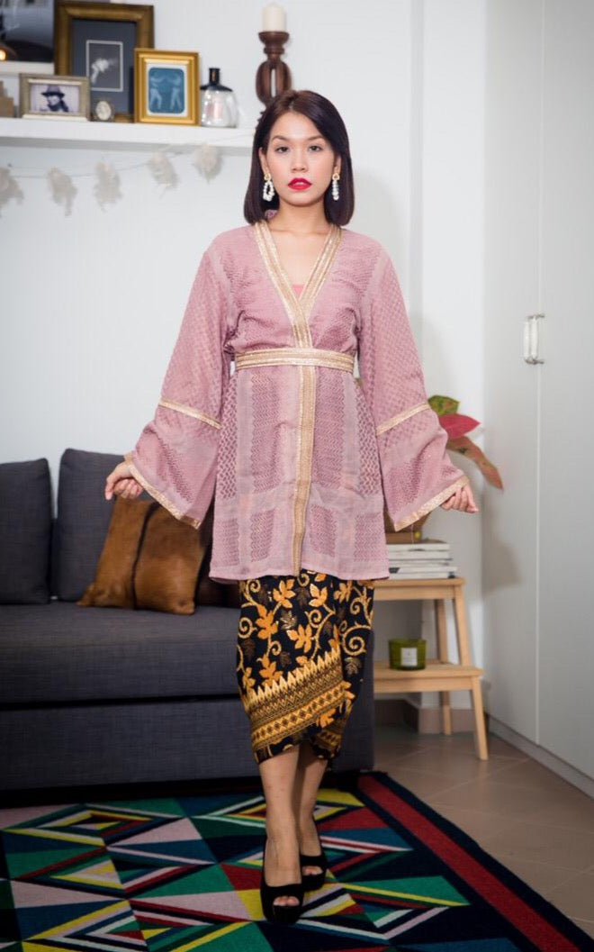 Model wearing the Mauve Pink Keffiyeh Kimono full length as modest layering outerwear