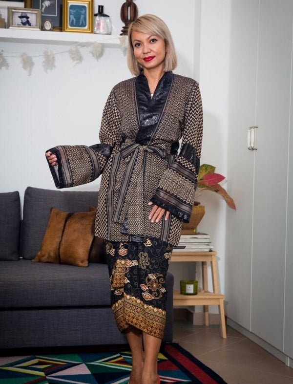 Model wearing the Chestnut Keffiyeh Kimono belted — deep brown cotton ghutrah, fully lined